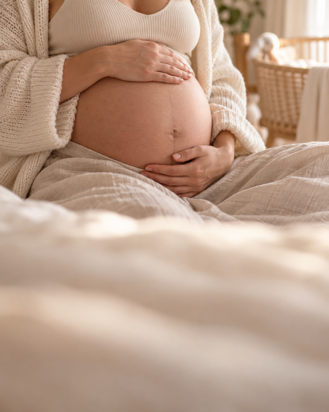 Grávida com as mãos na barriga