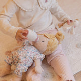 Criança com Boneca Julia Little Dutch a dar biberão mãos magnéticas brinquedo cuidado empatia