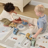 Criança a brincar Tapete Pista Carros Little Dutch brinquedo autónomo cenário narrativa imaginação