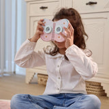 Criança a brincar com Visualizador Histórias Little Dutch Fairy Garden brinquedo Montessori +3 anos