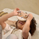 Criança a brincar com Visualizador Histórias Little Dutch Forest Friends brinquedo Montessori +3 anos