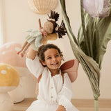 Criança a abraçar Boneca Fada Evi Little Dutch Fairy Garden brinquedo conforto emocional bebé