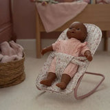 Little Dutch Espreguiçadeira de Bonecas LD4587 com boneca em ambiente decoração quarto criança jogo simbólico Minicool